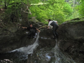  Caminando en el río 